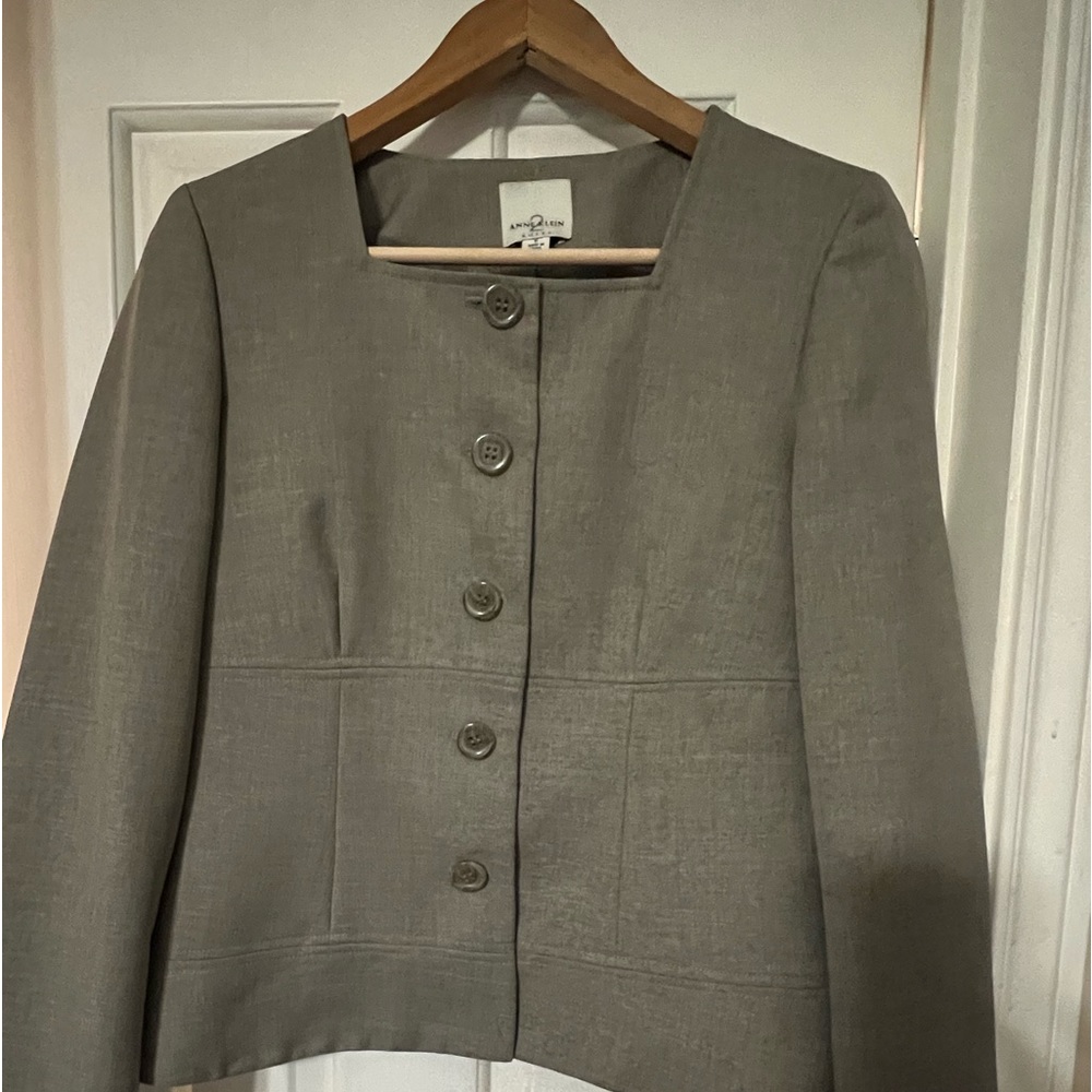 Anne Klein Ladies Suit
Shoulders 15
Jacket (lined) Length 22
Pants (unlined) 32